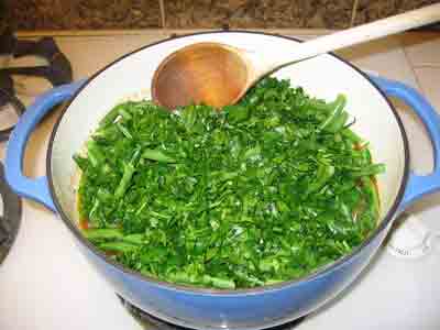 Sprinkle parsley on top of the fasolakia.