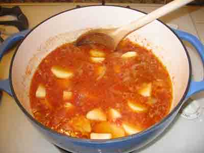 Add potatoes to the tomato sauce for the green beans.