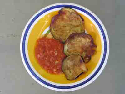 Fried eggplant with tomato sauce.