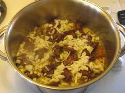 Add onions to the browned beef for moschari-me-agkinares