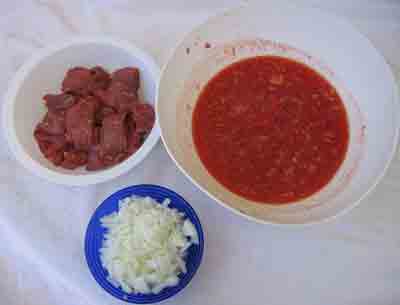 Beef, onion and tomatoes for moschari-me-agkinares