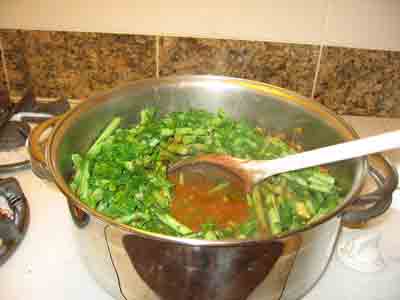 Add parsley and green beans to greek food recipe moschari me fasolakia.
