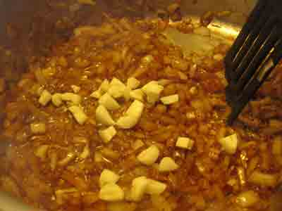 Add garlic to the greek food recipe moschari me fasolakia, beef stew with green beans