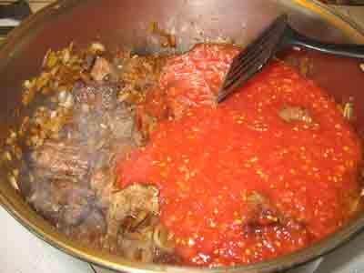 Add beef and tomatoes for greek food recipe moschari me fasolakia
