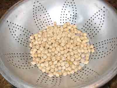 Rinsed and drained garbanzo beans.