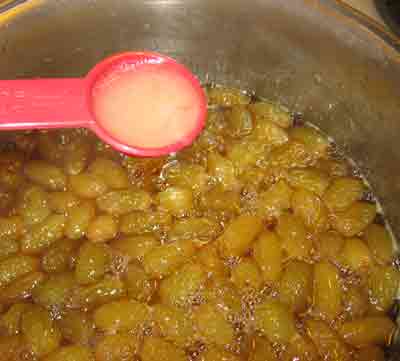 Adding lemon juice to the grapes for greek spoon sweet recipe stafyli gliko.